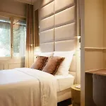 Versailles Suite - Duke Housing