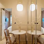 Versailles Suite - Duke Housing